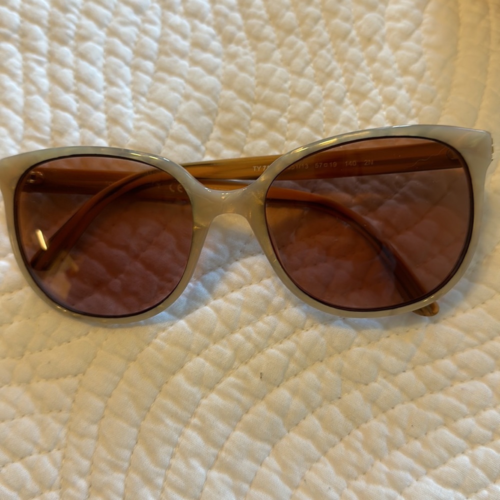 Like new Tory Burch sunglasses - Picture 2 of 5